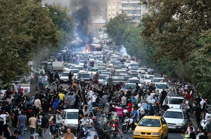 گزارش سی‌بی‌سی کانادا از فرمان عفو خامنه‌ای: دستور عفو «ده‌ها هزار» نفر نشانه‌ی گستردگی سرکوب‌هاست